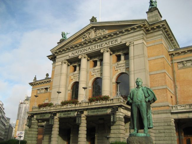 王宮から国立劇場へと戻って、<br />オスロ市庁舎へと向かいます。<br /><br />国立劇場の前には、<br />ノルウェーの代表的な劇作家の<br />ビョルンソンの石像がありました。<br />他にもいくつか石像がありましたが、<br />中には、頭に小鳥がとまっているのもあり、<br />思わずにやっとしてしまいました＾＾