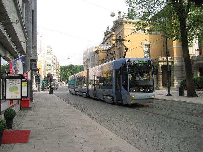 1日目、2日目とも夜遅く、朝早かったので、<br />ようやくオスロを走るトラム（路面電車）に<br />出会えました。<br />でも結局乗らなかったなぁ〜。<br />（その分、ヘルシンキでは、たくさん乗ったけど）<br /><br />朝７時をまわり、太陽もだいぶ上がってきました。