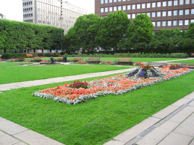 市庁舎の横の庭園です。<br />とってもきれいに手入れされていました！！<br />ヨーロッパにしては珍しく浮浪者の姿もありません。<br />改めて生活水準の高い国なんだと思いました。<br /><br />芝生が輝いてみえます♪
