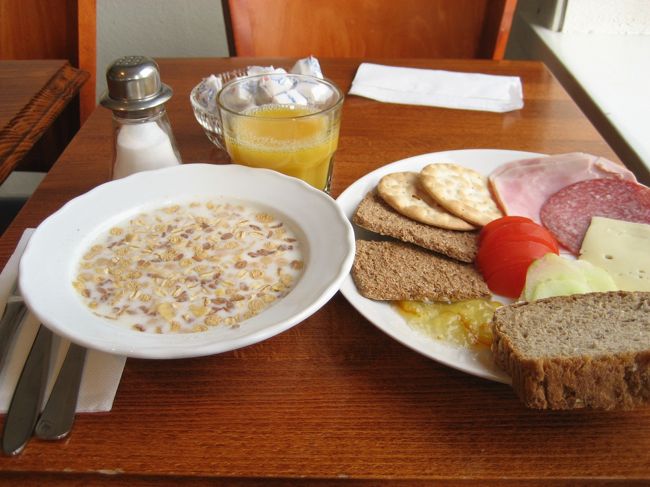 ホテルの朝食はビュッフェ形式で。質素ながら、満足のいくものでした♪<br />2日目は朝早すぎて、食べられなくて残念；；<br />クラッカーにチーズとハムをのせて、トマトやズッキーニをそえて食べると、うまい！！<br />ゆで卵を食べ、濃厚なオレンジジュースと<br />爽やかなアップルジュースを飲んで、元気回復！！<br /><br />しっかり食べて、少し部屋でゆっくり。<br />ストレッチで身体をほぐし、今日も頑張って動くことを誓います！<br />そしてスーツケースをもってフロントでチェックアウト！<br />そして駅のコインロッカーにスーツケースを預けます。（大きいサイズで30NOK・600円くらい）<br />