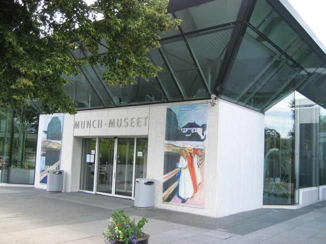 ムンク美術館はトゥーエン駅から案内に沿っていくと公園内に姿を現します。<br />近代的なきれいな建物です！<br /><br />開館前に着いたので、旅行記の続きを書いてみたり。<br />この美術館では、ムンクの代表作「叫び」が盗まれて以来、セキュリティーが厳しくなりました。バッグは全てコインロッカーに入れます。（お金は戻ってくるタイプ）<br /><br />そしてゲートで金属チェックをして、65NOKの入場料を支払い、館内へ！！<br /><br />※この2ヶ月後・・・9/1に「叫び」が無事に戻ってきたとニュースで聞きました。