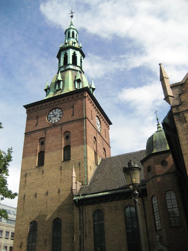 地下鉄でオスロ中央駅に戻り、昼食にでかけます！<br />その前に大聖堂があいてる時間だ！<br />行かなきゃっ！ってことで、<br />晴れ上がった空に大聖堂の塔が生えます☆