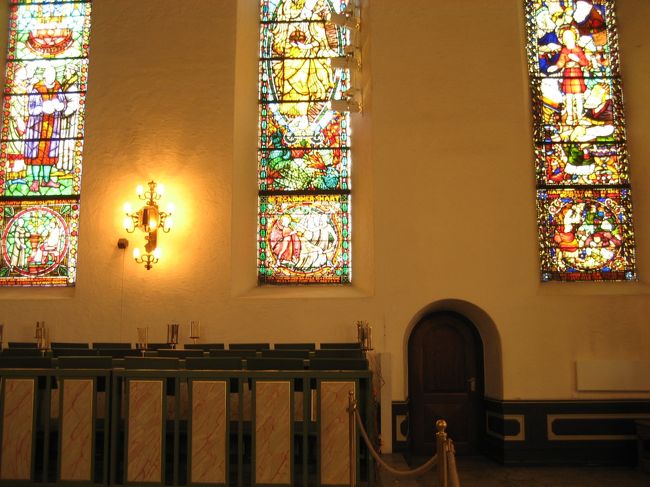 聖堂内のステンドグラスがまず目を引きました。<br />ガイドブックによると、エマヌエル・ヴィーゲランの作品だそうです。<br />色彩鮮やかでした♪