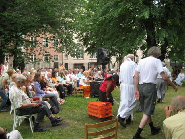 日曜礼拝は木陰の下です