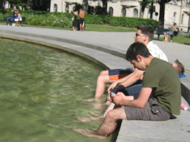 暑くて水に足を浸す