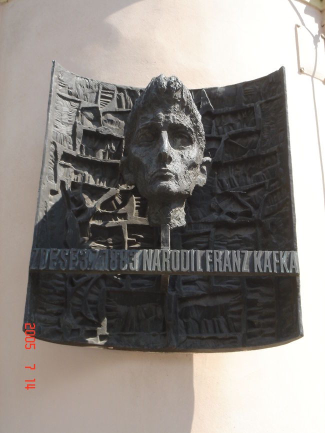 カフカの生家に掲げてあるカフカの頭像。どこか、悲しげな表情。