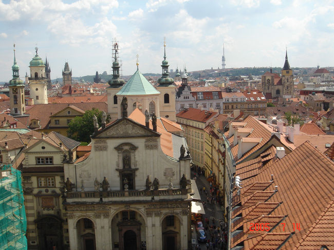 「百塔の町」と呼ばれるプラハは、町のいたるところに塔がある。上から見ると赤い屋根と塔の並ぶ町並がとても美しい。