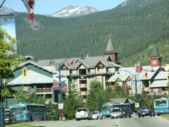 6：45　ウィスラー　Whistler

山の中から突然現れたディズニーランドのような町に驚いた。冬にウィンタースポーツで訪れた時は閉ざされた空間でいろいろ遊べて楽しいかもしれない。残念ながら全くスキーをしないのでここに来た記念に1時間ほど町をぶらぶらしてみる。
ドライブ中あまり多くの人を見なかったが、この町の中に全て集まっていたのかと思うほど混雑していた。