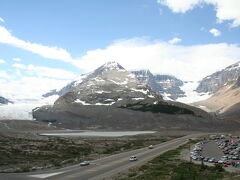 11:00　コロンビア大氷原着　Columbia Icefield

寄り道が多くそろそろお昼に近づいて混むかもしれないので、サンワプタ滝は後にまわし先にコロンビア大氷原へ向かう。本ではバンフやジャスパーからツアーに乗らないとチケットが取りにくいと書いてあるものがあり少し心配したが、全く問題なくチケットブースで買うことができた。2分後に出発するバスに空きがあるがどうだ？と言われ飛び乗る。1時間後に戻ってくるとセンターは大混雑でこの時間だと多少チケットを買うのもバスも多少待たなければいけないかもしれないが、バスは頻繁に出ているので大丈夫そう。友人も個人で来た時問題なくチケットを買ったと言っていた。
50年前までは写真右下のカナダ国旗のところまで氷原が続いていたそうだが、今は消滅して駐車場になっている。