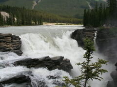 アサバスカ滝　Athabasca Falls

ジャスパーの町ももうすぐのところまで来た。アサバスカ滝は幅が広く水量も豊かだ。