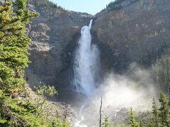 タカカウ滝　Takakkaw Falls

駐車場から10分ほど歩いてタカカウ滝の滝壺に到着した。水量が多く力強い滝だ。ここからエメラルド氷河へ向かういくつものトレイルが敷かれていてレンジャーもかなり楽しいコースだと言っていたが、標高差が大きく経験がいるようなのでここも次回へ持ち越し。