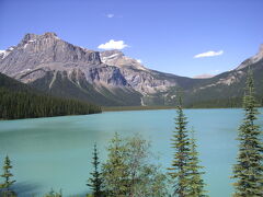 エメラルド湖　Emerald Lake

ヨーホーでの宿泊先。やはりエメラルド色の湖だった。宿泊客は一般の駐車場より少し遠い専用駐車場に車を停め、シャトルバスで送迎してもらう。ロッジ内に展望台があって一般の観光客も見学ができる。