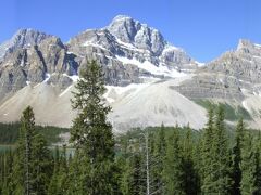 ≪ボウグレッシャーフォール・トレイル（ボウ湖）≫

クロウフット氷河　Crowfoot Glacier

バンフからR93を北上しレイクルイーズを過ぎて30kmほどいくと左手にクロウフット氷河が見えてきた。正面で見る位置に展望台があったので停車。山の左側に横たわるカラスの足のような2本の筋がクロウフット氷河。元々は3本あったので「カラスの足」という名前だったが下の1本は消えてしまったらしい。