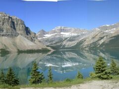 ボウ湖　Bow Lake

R93沿いから見たボウ湖。湖面は鏡のように静かでなめらか。右端に立っている女性の奥に小さく見える赤い建物がナムティジャロッジでここがボウグレッシャーフォール・トレイルの出発点となる。