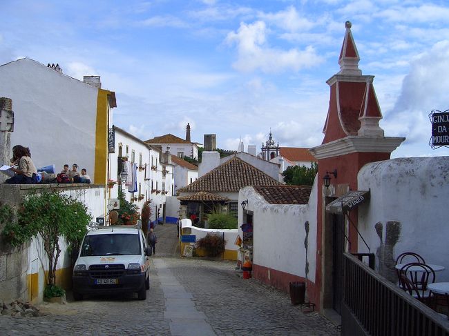 2006年6月26日　8：30にリスボンのホテルを出発し、9：30にオビドスに到着。ここは城壁の町なのですが、白い壁の家がならんでいて、まるでスペインのミハスみたい。お土産屋さんやカフェも並んでいて、楽しく散策！