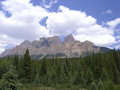 キャッスル山　Castle Mountain

名前の通りお城のような山だった。ハイウェイ沿いのビューポイントからは真正面にその全体を眺めることができる。