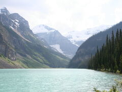 ルイーズ湖　Lake Louise

夕方5時を過ぎていたが日が暮れるのが11時ぐらいなので湖を半周することにした。出来ることなら正面に見える氷河まで歩いていきたいのだが。
道はコンクリートで舗装されているので誰でも歩きやすく、夕方の散歩に出掛ける人で賑わっていた。
