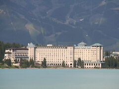 フェアモント･シャトー･レイク･ルイーズ　The Fairmont Chateau Lake Louise

歩き始めて振り返るとフェアモントがきれいだった。湖のほとりのお城に王侯貴族が住んでいるような気品がある。翌朝、ロビーだけ一目みたいと立ち寄ったが内装も重厚だった。