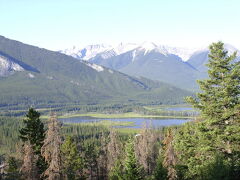 バーミリオン湖　Vermilion Lakes

2日目の早朝、3つのバーミリオン湖へ。早朝の方がランドル山を映してきれいだというので出掛けていったら、幸運にも湖面は静かで言われていた通りの美しい風景を見ることができた。人造湖ということでダムのようなものと先入観があったが、人の手が加えられていない自然のままの状態のように見える。

写真：ノーケイ山のロッジから撮影。