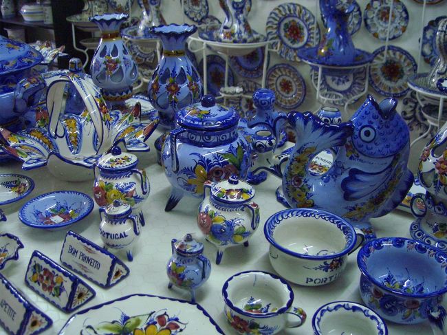 商品は陶器やコルクが中心。ついつい買ってしまいます。私は花瓶をお買い上げ。