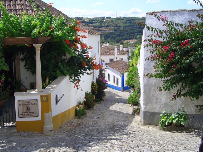 街並みは石畳に白い壁にオレンジの屋根にたくさんの草花。<br /><br />