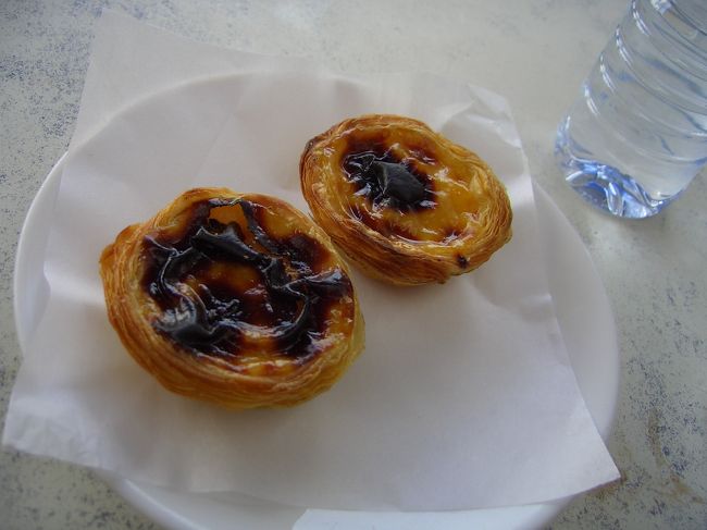 2006年6月26日10：50　1時間ぐらい散策できたので、カフェで休憩してポルトガルで初のエッグタルトを食べました。ここのはちょいと甘かったけど、でもおいしくって幸せ♪