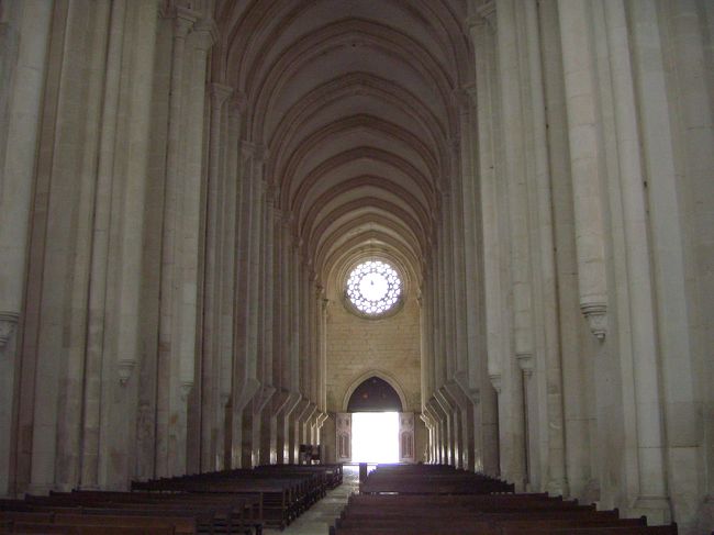 修道院の中はシンプル。中に入ったらいろいろ彫刻や壁画などがたくさんなのかと思ったら、白一色でホントにシンプルでした。