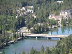 トンネル山から見たBow River Bridge

だんだんと視界が開け、バンフの街を見下ろすようになる。