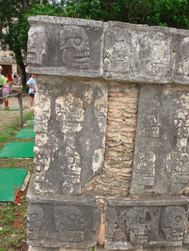 Day?<br /><br />早朝にホテルをチェックアウトし道路の向かい側のホテルへ移動（目の前のホテルの為に相当きまづかったが、いたしかたなし）この選択は正しく、素晴らしいホテル！でした<br /><br />その後9時15分発のバスでチチェン・イツァーへ<br />所要2時間ちょっと<br />メリダ→チチェン・イツァーへの1等バスは6時30分、9時15分、13時の3本だが、朝はごたごたしていた為6時30分のには乗れず。チチェン・イツァーの規模を誤解していたようで、思ったよりあっさりと見学終了。行きのチケットを買った際に帰りのバスも予約してしまった為（17時発）、かなり遺跡で待ちぼうけ〜