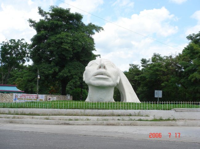 Day?<br /><br />バスにてカンペチェ→パレンケへ移動<br />所要5時間<br />昼間の1等バスは11時にしかなかった為チケットを事前に買っておいて正解だった<br />バスの中は欧米人パッカーであふれていた<br /><br />パレンケ…暑い！<br />こじんまりとした街だが、何か時間がゆったり流れているようでのんびりできる街<br />視線はカンペチェよりひどくなったけど…