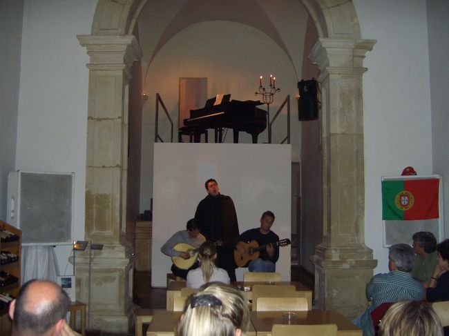 2006年6月26日22：15　夕食後に母と素早くお風呂に入って、ホテルから歩いて約12分のところにあるカフェファド屋【a capella】に行きました。夜は人通りが全然ないけど、コインブラは比較的治安がいいということなので、母と2人で夜遊び。ここは元教会が現在ファド屋になっているので、音響はばっちり♪<br />歌の解説は英語でやっていたので、お客はほとんど観光客なんだろうな。<br />