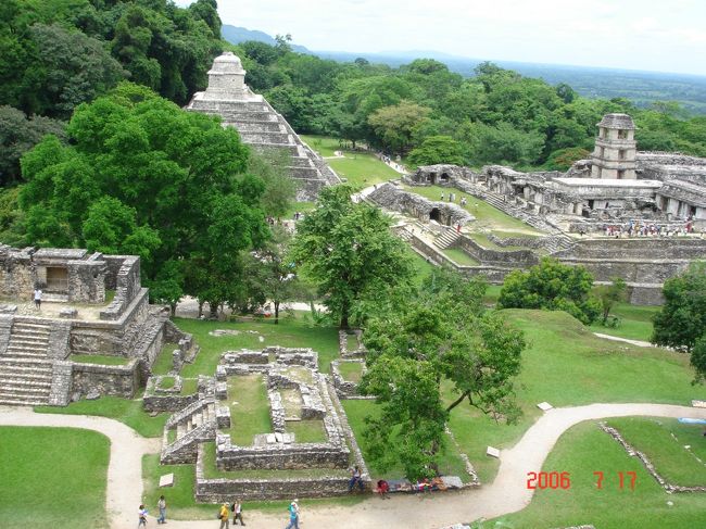 Day?<br /><br />パレンケ遺跡へ<br />行きは面倒くさいからタクシーで遺跡へ<br />途中で自然保護区入場料？のようなものを徴収される<br />一人10ペソ（何の料金だ？）まぁいい<br /><br />パレンケ遺跡、規模はウシュマルくらいだが、かなりまとまっていて非常にまわりやすかった<br /><br />帰りはコレクティーボにて街へ戻る