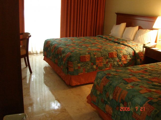 Day?<br /><br />フローレスinグアテマラ→チェトゥマルへいっきに移動<br />一日のうちに2度の国境越え<br />早朝5時にフローレスを出発し途中ベリーズシティでごたごたがあった為、かなり時間がかかったが、17時に無事チェトゥマルへ到着<br /><br />超疲労困憊だった為、動く気力なし。面倒くさいから適当にホテルへチェックインしほんのちょっとだけ街を歩き終了<br />国境の町の為、特に主な見どころなし