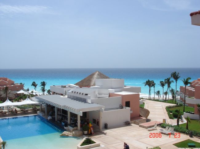 Day?<br /><br />チェトゥマル→カンクンへ移動<br /><br />やっと戻ってきたカンクン<br />ふぅー<br />最後は思いっきりゆっくりリゾートと思い、前もって予約しておいたホテルゾーンにあるホテルへ<br />部屋のバルコニーから見える景色は最高！だけど…<br />しかしこのホテルがすごーーく最悪！<br />3度も部屋を移動する羽目になった<br />最初の部屋はトイレ故障（部屋交換をはじめは拒否され夜中にも関わらず修理の人が大音響で修理…にも関わらずなおらなかった為部屋移動）<br />2つめの部屋はバスタブから水漏れ<br />3つめの部屋は問題がなかったがグレードが下がった<br />もう二度と泊まらない<br />ちくしょう！<br />