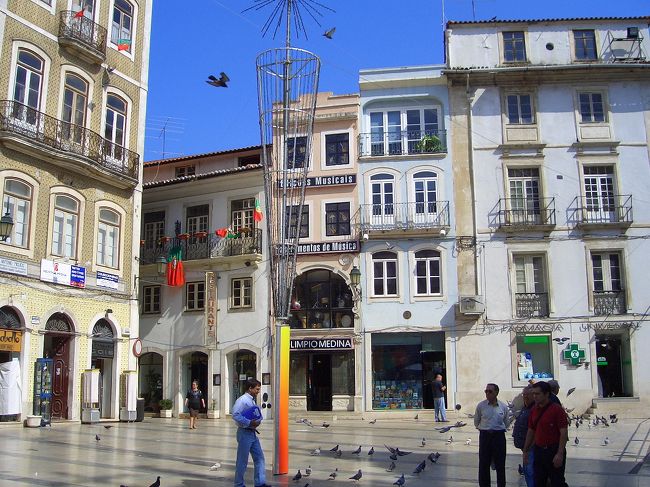 コインブラのサンタクルス修道院前の広場。ハトや商店がいっぱい。