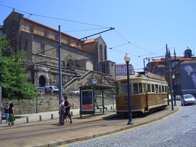 昼食後にポルトのサンフランシスコ教会を見学。中は金でキラキラしてました。