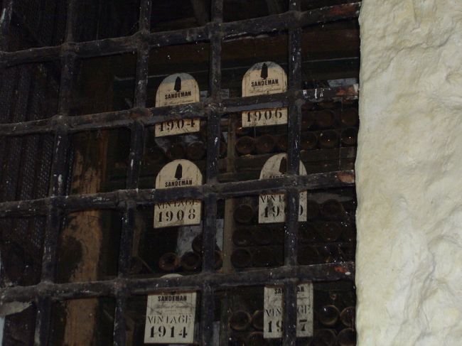 1904年もの〜1917年のもまでの超ビンテージわいんもありました。ウン百万円をだせば飲めるそうです。庶民には無縁の超ビンテージワイン。