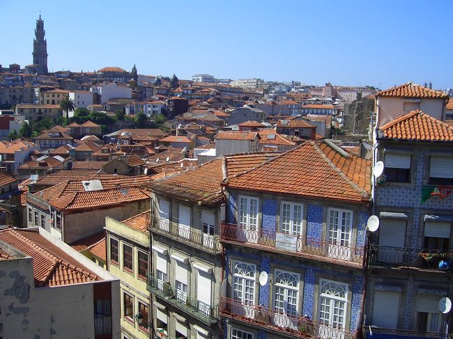 オレンジ色の屋根で統一されていて、見てて飽きない街なみ。