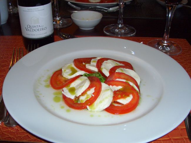 夕食もホテルのレストランで食べたけどやっぱり高級感たっぷり。団体ツアーなのにちゃんとホテルのレストランで食事させてくれて、太っ腹なホテルだわ。前菜はモッツザレラチーズ＆トマト。まいう〜！メインはカタプラーナだったけど、すぐに食いついて写真を撮るの忘れてしまいました。