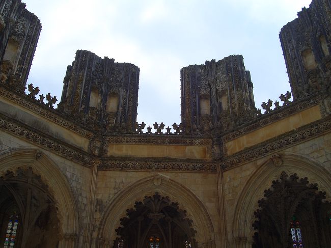 オープン礼拝堂なので、白い壁が外気の影響で黒ずんでいました。