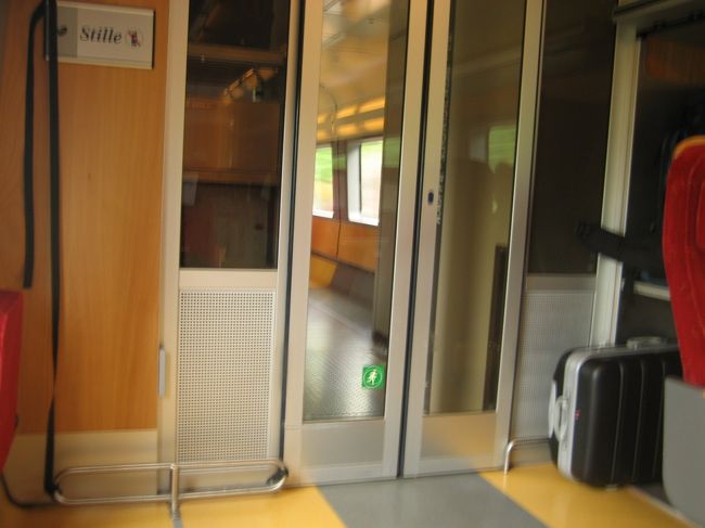 7/17(月)12:30　旅行記１冊目の続きです。<br />出発３０分前、オスロ駅のコインロッカーからスーツケースを取り出し、スウェーデンのヨーテボリ行きのホームへ！早く電車来ないかなぁ・・・。トイレ行きたいんだけど・・・（苦笑）<br /><br />ヨーテボリ行きの電車にもちゃんとスーツケースを置けるスペースがあった。初めての国境越えは、なんだかワクワクする！！<br />