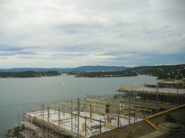 実はこの日が今回の旅行で最も不安な日程。<br />普段なら何も気にせず、オスロからヨーテボリまで電車で1本で行けるのが、ちょうど今日から工事とかで、途中のOxnered駅からバスに乗り換える必要があるんです！！（これは日本で乗換案内を調べているときに判明）<br />初めての駅で、しかも乗り換え時間は5分（！）だし、スーツケースもあるし、大丈夫かなぁと不安になりつつもネットでOxnered駅を検索するなど準備はしてきたつもり。<br /><br />電車はオスロフィヨルドから遠ざかっていきます。オスロ、バイバイ！