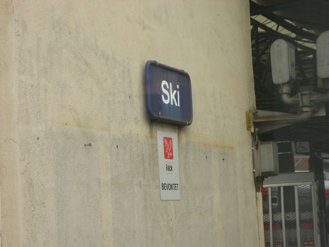 オスロの次の駅は、「Ski」駅でした！スキーと何か関係あるの？スキーがうまい人が多いのかな？なんて。<br /><br />そして次の駅は、「Moss」駅・・・そう、ハンバーガーを思い浮かべてしまった私は単純＾＾；