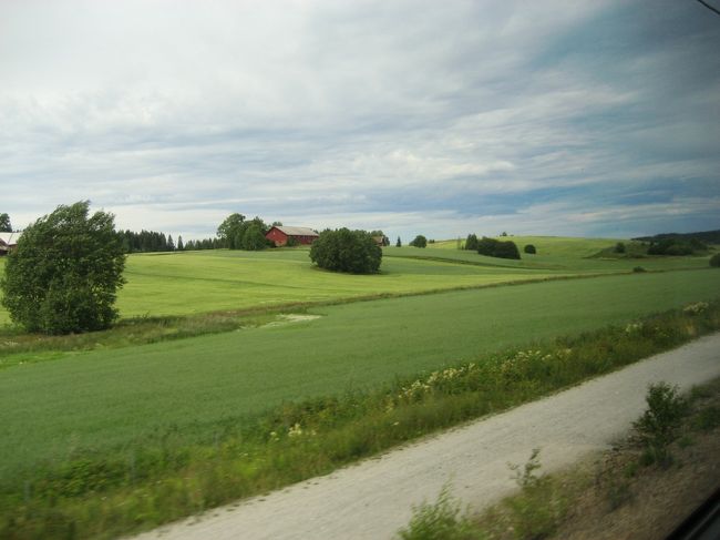 車窓からは、牧草地が広がったり、海が見えたり、トラクターが耕していたり、土地がありあまってる感じがする。国土面積は日本と同じくらいだけど、人の数は断然日本より少なく、それだけ人口密度も低いということでしょう。<br />電車に乗ってすぐ、検札がありました。僕はスカンレイルパス（5日間北欧の国鉄乗り放題券・日本でいう青春１８切符）を車掌さんに見せて、クリア！