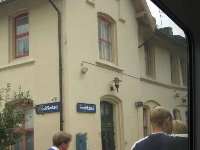 ノルウェーのFredrikstad駅でけっこう人が降りました。１日に２，３本しかないのに、これだけ乗客が少なくて、やっていけるのでしょうか＾＾；