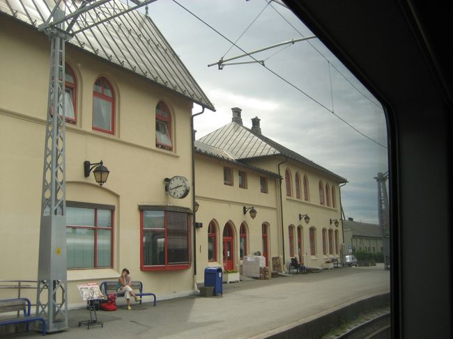 ノルウェーとスウェーデンの国境近くのハルデン駅で車掌さんに話しかけられました。<br /><br />車掌：「どこまで行くんだい？」<br />僕：「ヨーテボリまでOxneredからバスに乗り換えて行きます！」<br />車掌：「ヨーテボリからさらにどこか行くのかい？」<br />僕：「コペンハーゲンまで」<br /><br />車掌さんはにこっと笑い、「良い旅を」といって去っていきました。<br />これが事実上のパスポートを見せる代わり？なのだろうか？