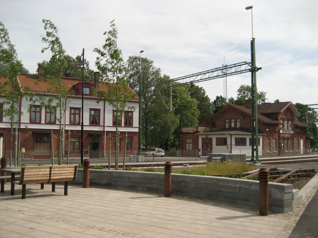 オスロのセブンイレブンで買ったポテチ（プリングス）をつまみながら、ときおり車窓をつまみ撮り。<br />座席は高さ調整可能な枕つきで、やはり快適♪日本の電車もこれぐらい快適だったらなぁ〜。<br /><br />オスロ駅から３時間で、スウェーデンのOxnered駅に到着！さぁ、バスはどこだ？？？