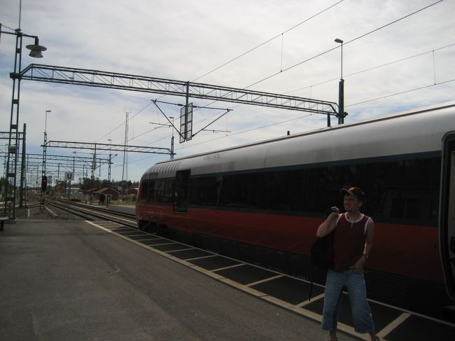 バスは駅のホームからすぐの場所にとまってました。<br />スーツケースもってるけど、改札がないから、バスに一直線。<br />余裕の乗換えでした♪<br /><br />このOxnered駅は、北欧最大の湖「ヴェーネルン湖」の近くで、期待していたのですが、駅から見ることはできませんでした。残念（＞＜）