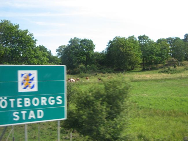 Oxnered駅からバスでヨーテボリを目指す！時間通りにいけば、ヨーテボリ17:40発のデンマークのエルシノア行きに間に合うはずだ！<br /><br />バスは高速のような国道にのる。日差しが強いのに、エアコンの効きが悪い。たちまち汗が噴き出し、たまらず上着を脱いだ。<br /><br />僕は時間を気にする。遅れれば予約は消えてしまうだろう。しかもその次の電車は２時間後だ。なんとか間に合ってくれ！<br /><br />（写真はヨーテボリに入ったところ。）