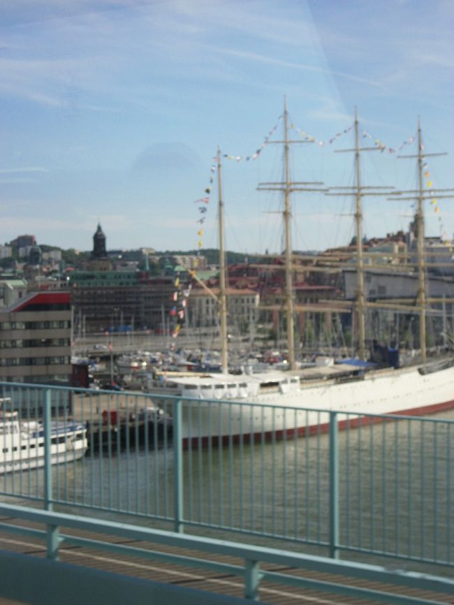 市内を流れるヨータ・エルヴ川には、かっこいい船が何隻か泊まっていました！<br />駅まであと少しだ！！残り20分！